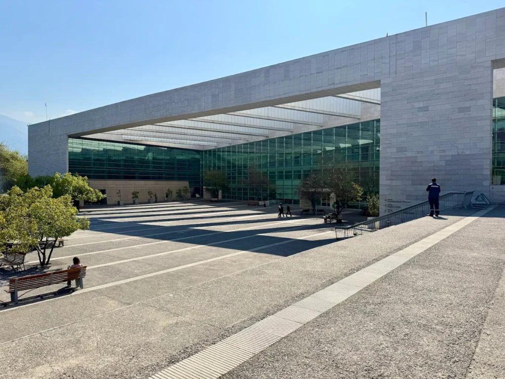 Fachada de la Oficina del Registro Civil en Vitacura